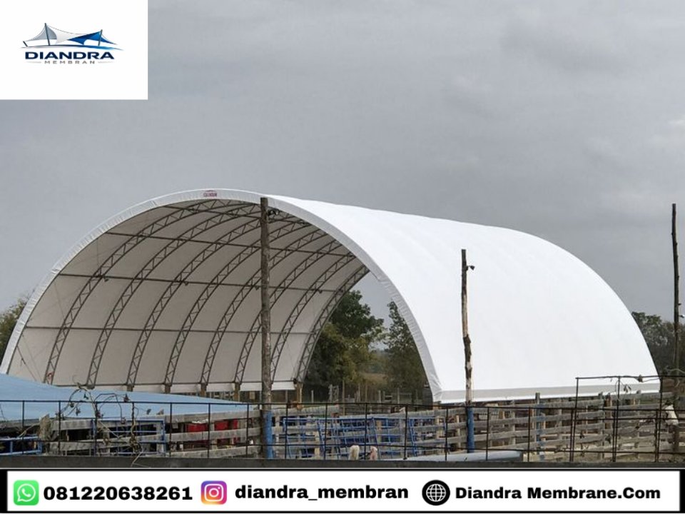 Hasil pemasangan atap membran lapangan padel modern di Bogor – tampak struktur baja dan kanopi membrane