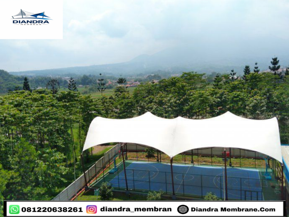 Desain struktur atap membran modern yang memaksimalkan pencahayaan alami di lapangan futsal
