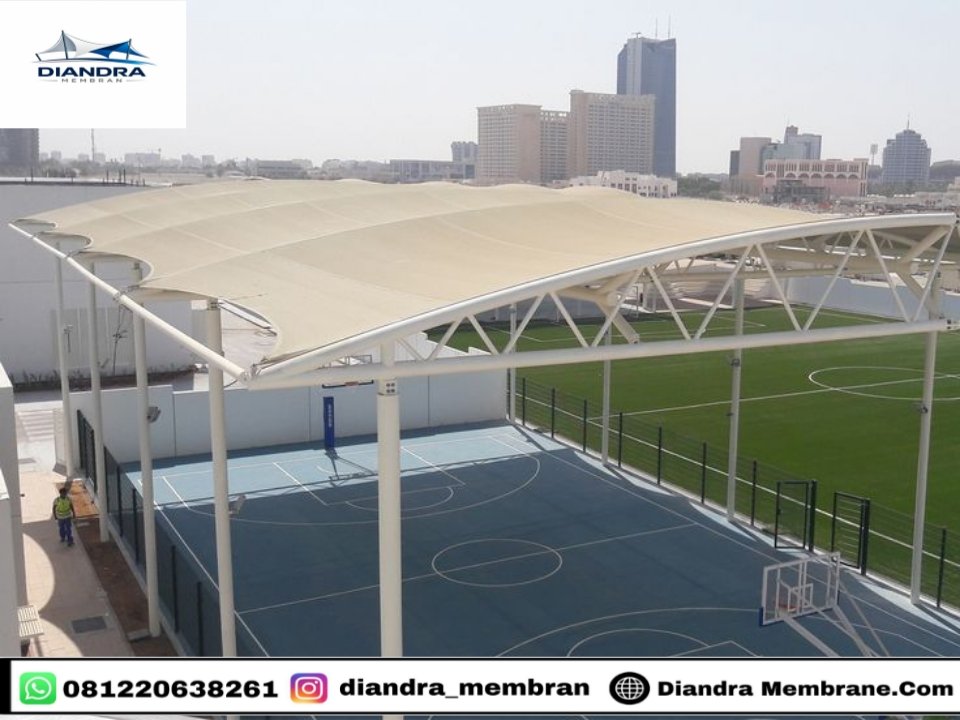 Proses instalasi rangka baja kanopi membran lapangan futsal berstandar internasional